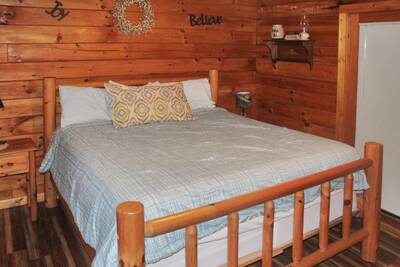 The Cabin at SunRae Ridge bedroom with king size bed
