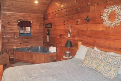 The Cabin at SunRae Ridge bedroom with king size bed and in-room whirlpool tub