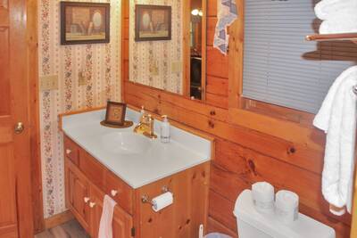 The Cabin at SunRae Ridge bathroom
