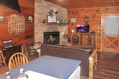 The Cabin at SunRae Ridge bar area and living room
