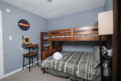 Four Bearoom Cottage bedroom with bunk beds