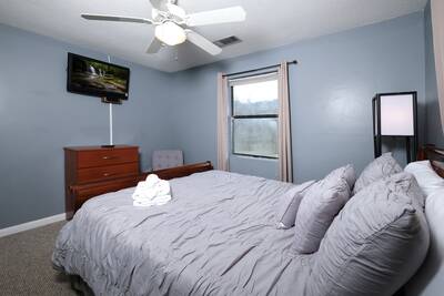 Four Bearoom Cottage bedroom with queen size bed