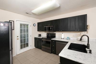 Big Foots River Retreat fully furnished kitchen with stainless steel appliances and granite countertops