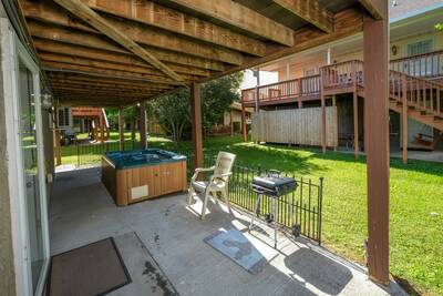 Big Foots River Retreat lower level covered patio with hot tub