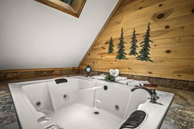 Forest Hollow jacuzzi