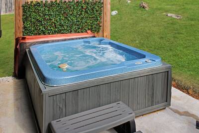 Four Bearoom Cottage hot tub