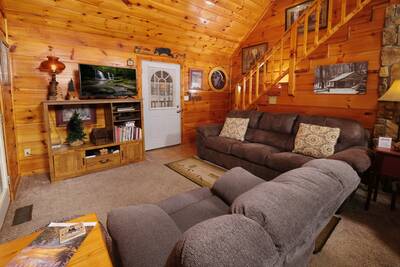 Campfire Lodge - Living room with 40-inch TV