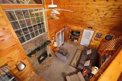 Campfire Lodge - Living room with vaulted ceilings
