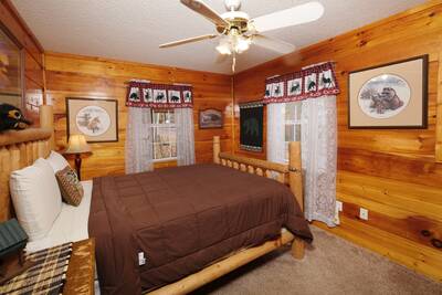Campfire Lodge - Bedroom with queen bed