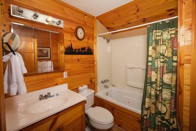 Campfire Lodge - Bathroom 2 with tub/shower combo