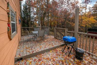 Campfire Lodge - Back deck with charcoal grill