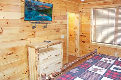 Timber Tree Lodge lower level bedroom