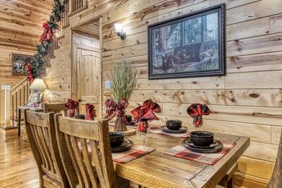 A Mountain Hideaway Lodge - Dining area