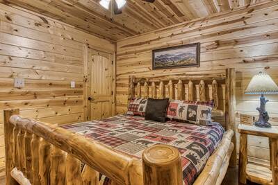 A Mountain Hideaway Lodge - Main level living room with king size bed