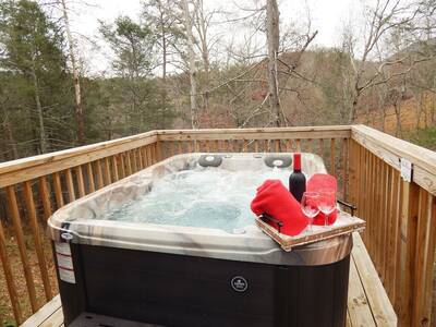 A Mountain Hideaway Lodge - Hot tub
