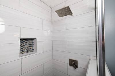 Wolff Lodge - Bathroom 1 with rain shower head
