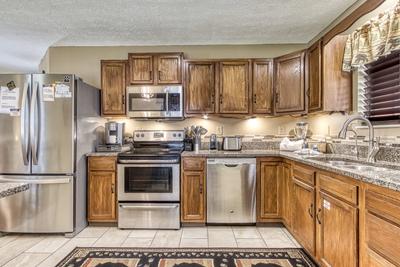 Bear Run - Fully furnished kitchen with granite countertops and stainless steel appliances