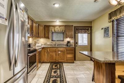 Bear Run - Fully furnished kitchen with granite countertops and stainless steel appliances