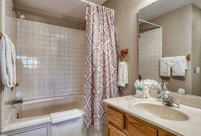 Grand River Canyon - Bathroom 2 with jetted tub/shower combo