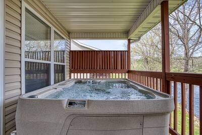 Grand River Canyon - Covered back deck with hot tub