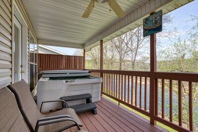 Grand River Canyon - Covered back deck with hot tub