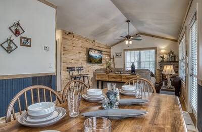 Rocky Top Chalet - Dining table and living room