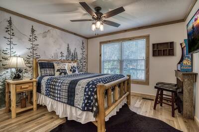 Rocky Top Chalet - Bedroom with queen size bed