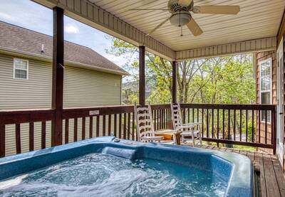 Rocky Top Chalet - Back deck with hot tub
