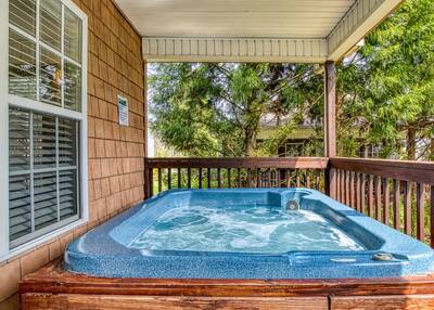 Rocky Top Chalet - Covered back deck with hot tub