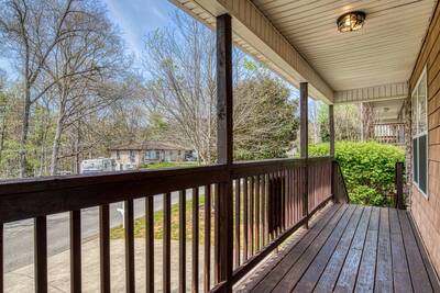 Rocky Top Chalet - Entry deck