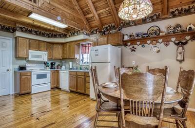 Sweet Mountain Aire - Dining area and kitchen