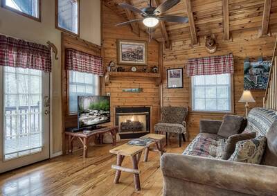 Sweet Mountain Aire - Living room with wood encased seasonal gas fireplace