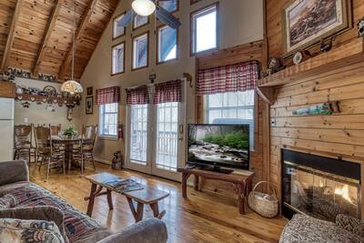 Sweet Mountain Aire - Living room with 43-inch TV