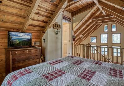 Sweet Mountain Aire - Upper level loft bedroom with 32-inch TV