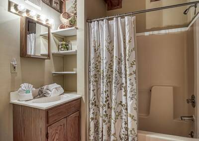 Sweet Mountain Aire - Main level bathroom with tub/shower combo