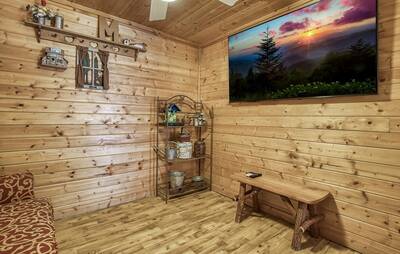 Sweet Mountain Aire - Lower level sitting area with 70-inch TV