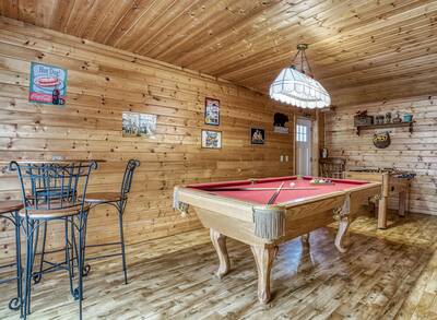 Sweet Mountain Aire - Lower level game room with pool table