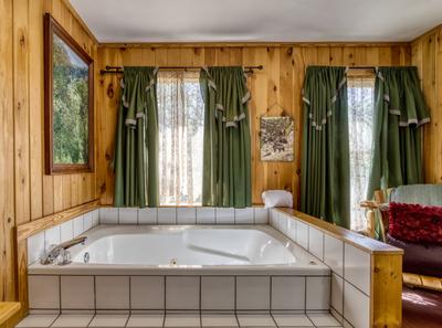 Emerald Forest - Bedroom 1 with on suite whirlpool tub