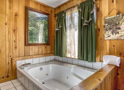 Emerald Forest - Bedroom 1 with on suite whirlpool tub