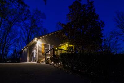 Inn The Vicinity - Chalet at night