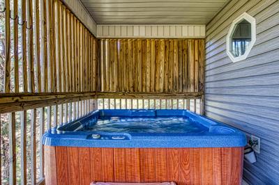 Inn the Vicinity - Covered back deck with hot tub