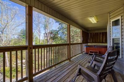 Inn the Vicinity - Covered back deck with rocking chairs and hot tub