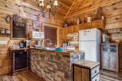 Baby Bear Cabin - Fully furnished kitchen with wine fridge