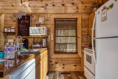 Baby Bear Cabin - Fully furnished kitchen