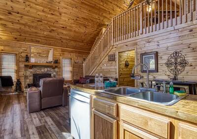 Baby Bear Cabin - Fully furnished kitchen and living room