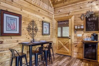 Baby Bear Cabin - Dining area and margarita station