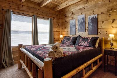 Baby Bear Cabin - Main level bedroom 1 with king size bed