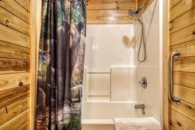 Baby Bear Cabin - Main level bathroom 1 with tub/shower combo