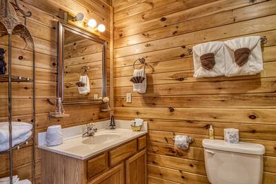 Baby Bear Cabin - Main level bathroom 1