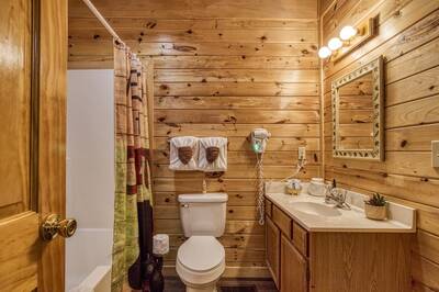 Baby Bear Cabin - Main level bathroom 2
